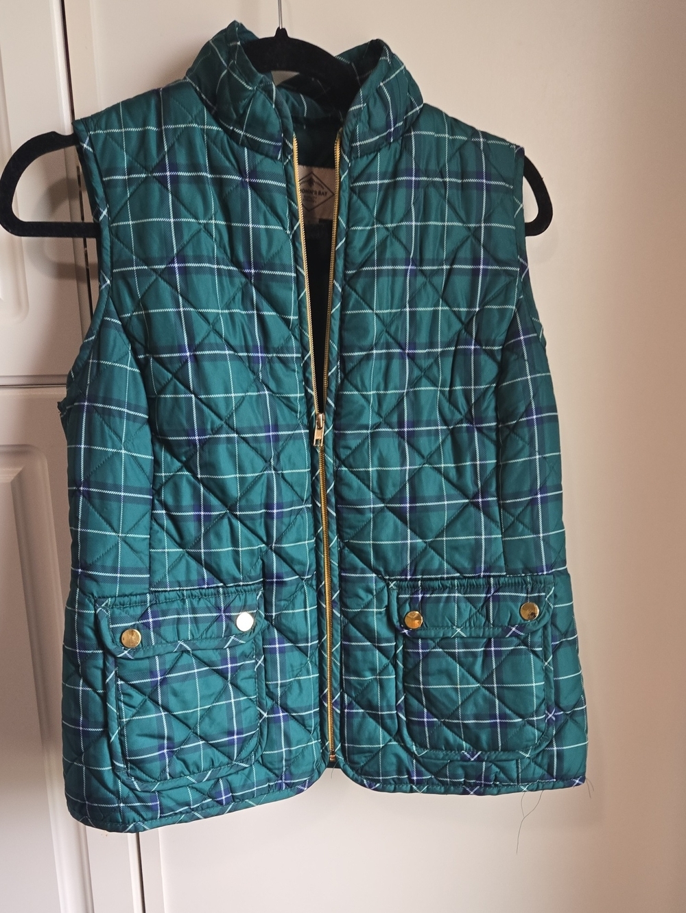 Quilted Plaid Puffer Vest in Grrrn with Navy and White